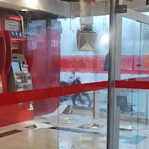 &Aacute;gua escorre pelo teto e alaga ag&ecirc;ncia banc&aacute;ria durante chuva em Campo Grande