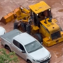 Trator salva crian&ccedil;a e motorista presas em carro alagado na Rachid Neder