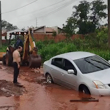 Carro cai em vala no Noroeste e &eacute; resgatado com retroescavadeira