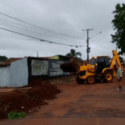 Enxurrada invade casas e moradores erguem barreira de terra no Oct&aacute;vio P&eacute;cora