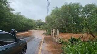 C&oacute;rrego transborda de novo e Avenida Ernesto Geisel alaga em minutos