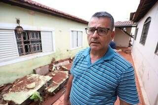 Ca&ccedil;amba bloqueia curso da enxurrada e for&ccedil;a da &aacute;gua estoura muros