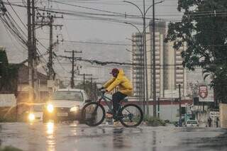 Sob alerta de tempestade, Campo Grande amanhece com chuva