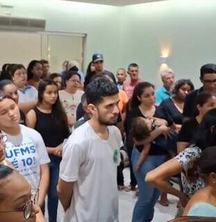 Pais de estudante morta por servidor sem CNH acusam prefeitura de neglig&ecirc;ncia 