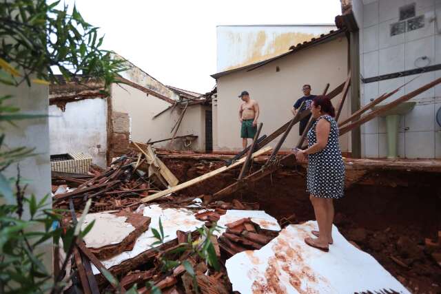 Ca&ccedil;amba bloqueia curso da enxurrada e for&ccedil;a da &aacute;gua estoura muros