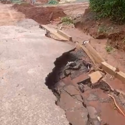 Asfalto novo cede na Rua Urup&ecirc;s e enxurrada leva at&eacute; o meio-fio no Noroeste