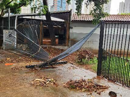 Chuva intensa rompe grade de prote&ccedil;&atilde;o da Pra&ccedil;a Itanhang&aacute; 