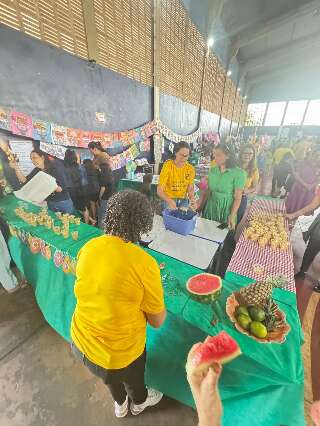 Fruta no lugar do salgadinho: projeto transforma lanche e rotina de alunos