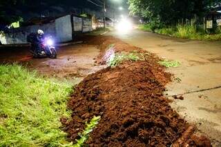 Enxurrada invade casas e moradores erguem barreira de terra no Oct&aacute;vio P&eacute;cora