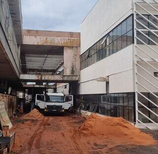 Operários "somem" e vizinhos reclamam de obra parada na antiga rodoviária Operários "somem" e vizinhos reclamam de obra parada na antiga rodoviária