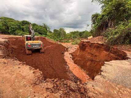 Cratera se abre em estrada e moradores cobram solu&ccedil;&atilde;o definitiva