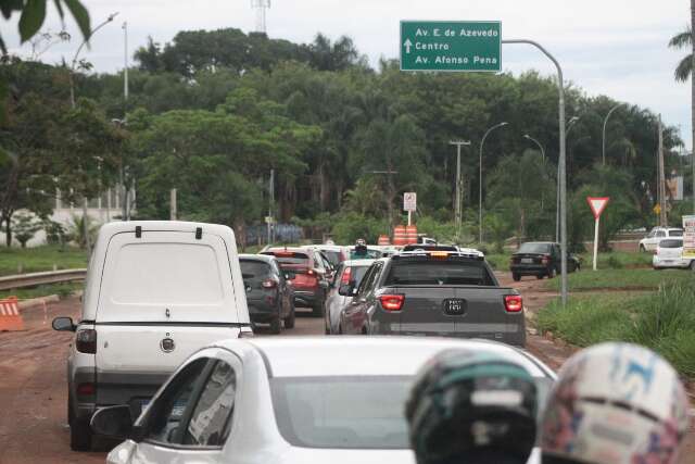 Restos de asfalto deixam caos na Rachid Neder e rotat&oacute;ria &eacute; fechada para limpeza