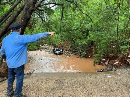 Carro que caiu em c&oacute;rrego durante chuva &eacute; removido ap&oacute;s opera&ccedil;&atilde;o de dois dias