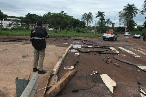 Limpeza avan&ccedil;a, mas recupera&ccedil;&atilde;o de asfalto depende de tempo firme
