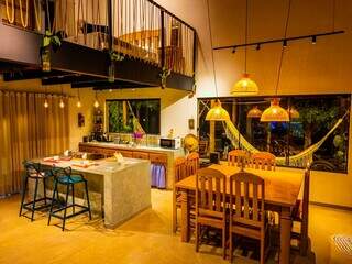 Casal constrói cabana parar repousar entre morros e ouvir a natureza Casal constrói cabana parar repousar entre morros e ouvir a natureza