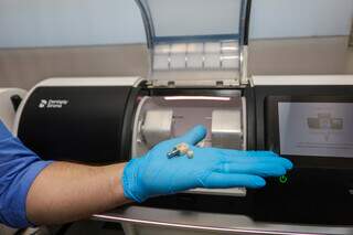 Tecnologia faz dente &ldquo;nascer&rdquo; em horas e d&aacute; fim a espera por pr&oacute;teses