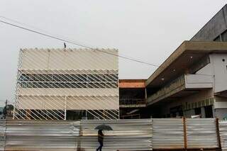 Operários "somem" e vizinhos reclamam de obra parada na antiga rodoviária Operários "somem" e vizinhos reclamam de obra parada na antiga rodoviária