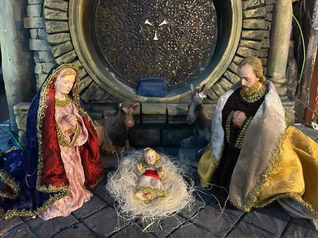 Pres&eacute;pio animado com luzes e movimentos reabre ap&oacute;s reforma