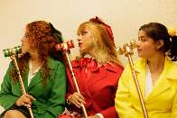 Com humor ácido, musical 'Heathers' traz questões sobre violência escolar