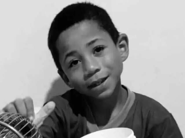 Menino de 8 anos morre afogado ao cair em um buraco durante a chuva