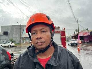 Motorista e duas crian&ccedil;as ficam feridos ap&oacute;s carro atingir ve&iacute;culo dos Correios