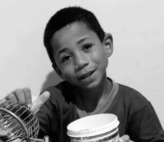 Menino de 8 anos morre afogado ao cair em um buraco durante a chuva