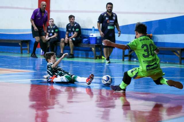 Primeira semifinal da Copa Pelezinho re&uacute;ne garotada neste s&aacute;bado em Campo Grande