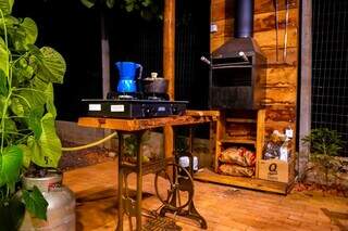 Casal constrói cabana parar repousar entre morros e ouvir a natureza Casal constrói cabana parar repousar entre morros e ouvir a natureza