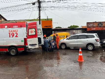 Motorista e duas crian&ccedil;as ficam feridos ap&oacute;s carro atingir ve&iacute;culo dos Correios