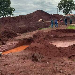 Menino de 8 anos morre afogado ao cair em um buraco durante a chuva