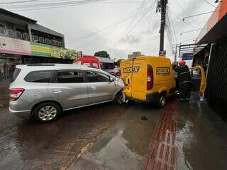Motorista e duas crian&ccedil;as ficam feridos ap&oacute;s carro atingir ve&iacute;culo dos Correios