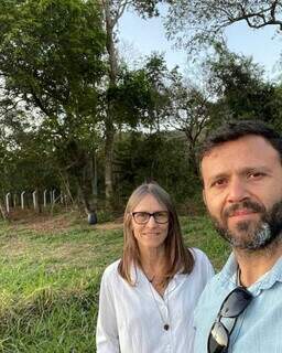 Casal constrói cabana parar repousar entre morros e ouvir a natureza Casal constrói cabana parar repousar entre morros e ouvir a natureza