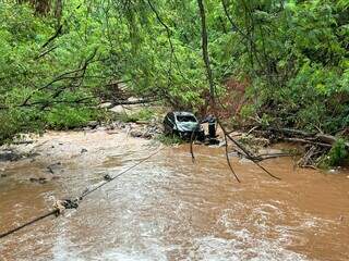 Carro que caiu em c&oacute;rrego durante chuva &eacute; removido ap&oacute;s opera&ccedil;&atilde;o de dois dias