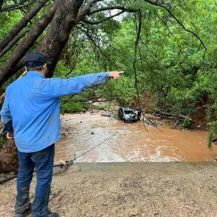 Carro que caiu em córrego durante chuva é removido após operação de dois dias