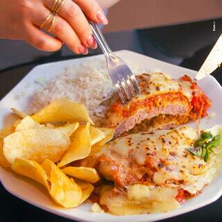 Filé à parmegiana virou febre em restaurantes e no delivery Filé à parmegiana virou febre em restaurantes e no delivery