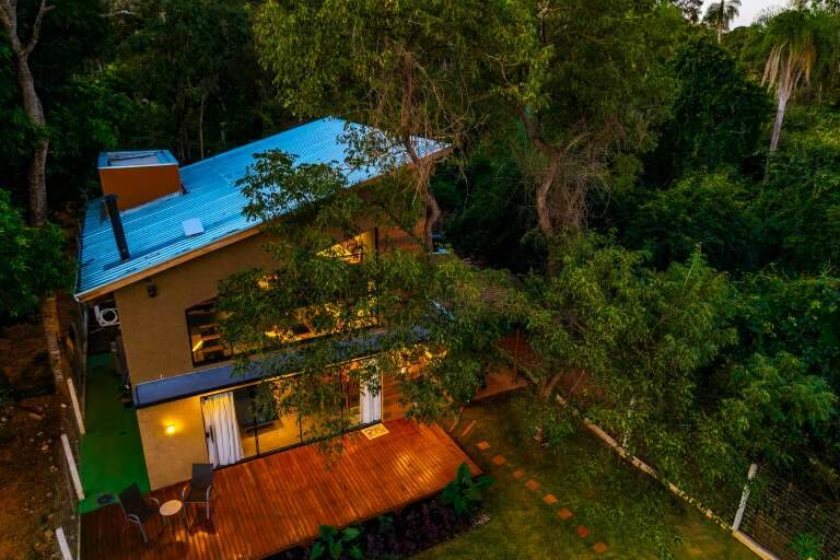 Casal constrói cabana parar repousar entre morros e ouvir a natureza