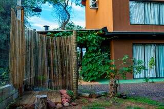 Casal constrói cabana parar repousar entre morros e ouvir a natureza Casal constrói cabana parar repousar entre morros e ouvir a natureza