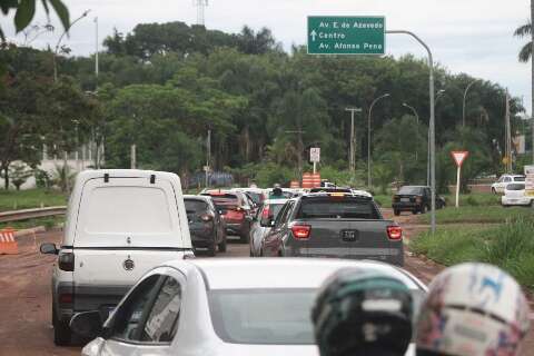 Placas de asfalto soltas deixam fila de carros e caos na Rachid Neder