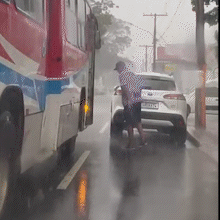 Motorista folgado para em ponto de &ocirc;nibus em plena chuva e atrapalha embarque