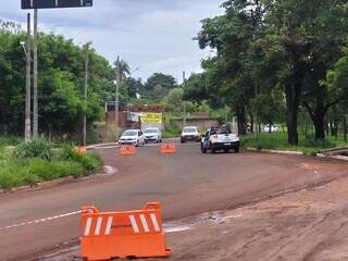 Restos de asfalto deixam caos na Rachid Neder e rotatória é fechada para limpeza Restos de asfalto deixam caos na Rachid Neder e rotatória é fechada para limpeza