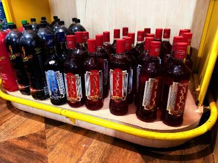 A&ccedil;&atilde;o apreende 58 garrafas de marca produzida em f&aacute;brica clandestina de Terenos