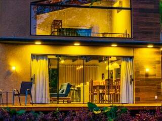 Casal constrói cabana parar repousar entre morros e ouvir a natureza Casal constrói cabana parar repousar entre morros e ouvir a natureza