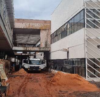 Oper&aacute;rios &quot;somem&quot; e comerciantes reclamam de obra parada na antiga rodovi&aacute;ria