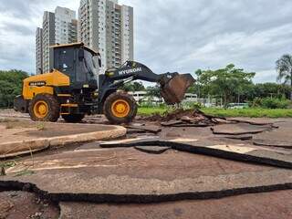 Restos de asfalto deixam caos na Rachid Neder e rotatória é fechada para limpeza Restos de asfalto deixam caos na Rachid Neder e rotatória é fechada para limpeza