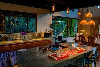 Casal constrói cabana parar repousar entre morros e ouvir a natureza Casal constrói cabana parar repousar entre morros e ouvir a natureza