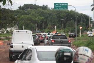 Restos de asfalto deixam caos na Rachid Neder e rotatória é fechada para limpeza Restos de asfalto deixam caos na Rachid Neder e rotatória é fechada para limpeza