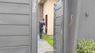 Padre é morto com facadas no pescoço e marteladas na cabeça durante roubo Padre é morto com facadas no pescoço e marteladas na cabeça durante roubo