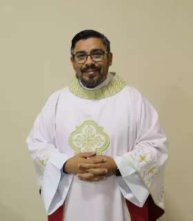 Meninas s&atilde;o chamadas ap&oacute;s crime para limpar casa onde padre foi morto