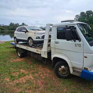 Carro é retirado de lagoa em Campo Grande após motorista desviar de animal Carro é retirado de lagoa em Campo Grande após motorista desviar de animal