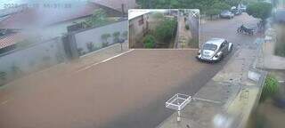 Rua alaga após chuva forte e moradora cobra bueiro prometido há 2 meses Rua alaga após chuva forte e moradora cobra bueiro prometido há 2 meses